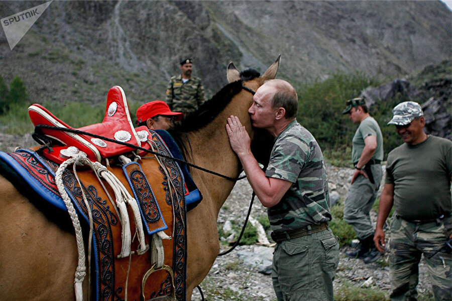 Vladimir Putin bir at ile görünüyor.