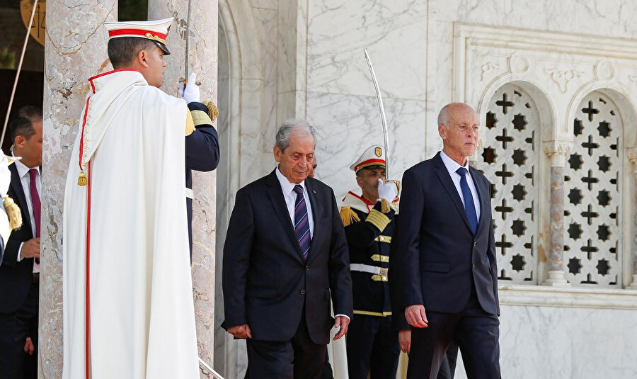 Tunus'un yeni Cumhurbaşkanı Kays Said, görevi devraldığı eski Cumhurbaşkanı Muhammed en-Nasır ile Kartaca sarayından ayrılırken görülüyor.