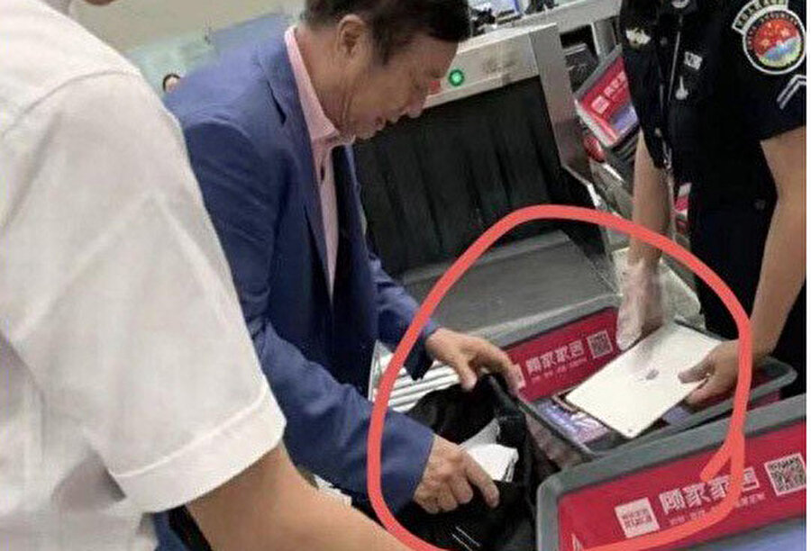 Huawei CEO'su Zhengfei'nın İpad kullandığını kanıtlayan fotoğraf 