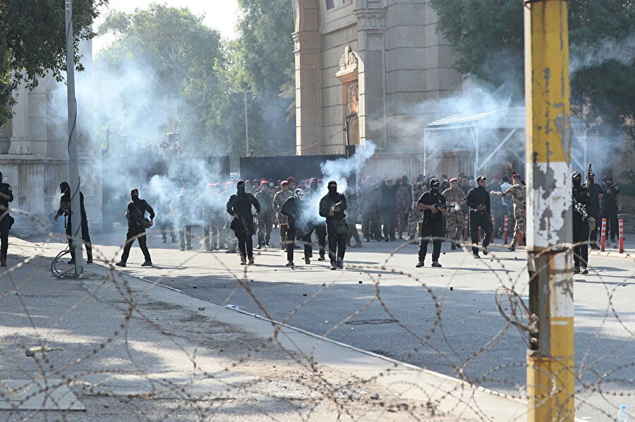 Güvenlik güçleri, hükümeti protesto eden göstericileri dağıtmak için göz yaşartıcı gaz kullandı.