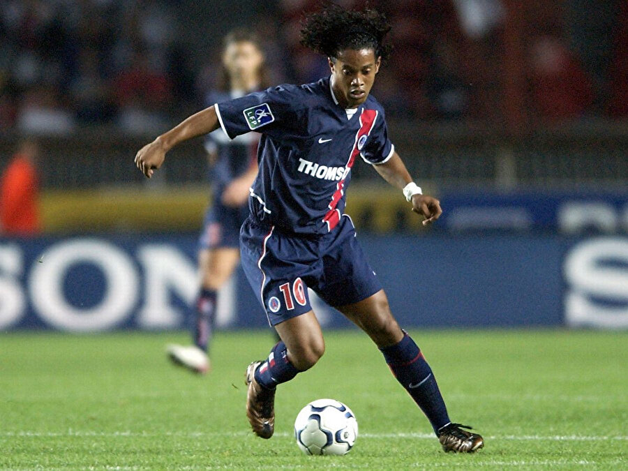 Ronaldinho 37 yaşında futbolu bıraktı.