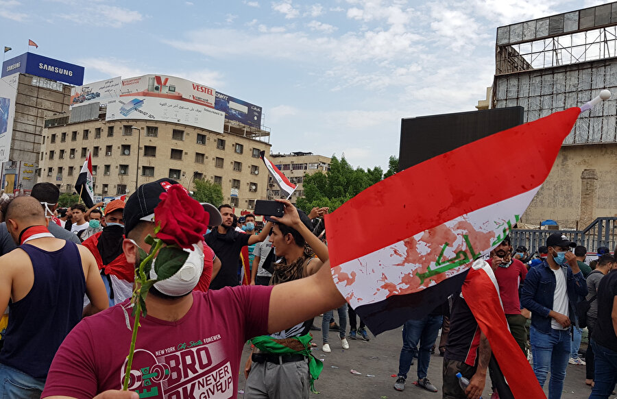 Irak’ın başkenti Bağdat ve bazı illerde bugün tekrar başlayan gösterilerde 2 kişi öldü yüzlerce kişi yaralandı.