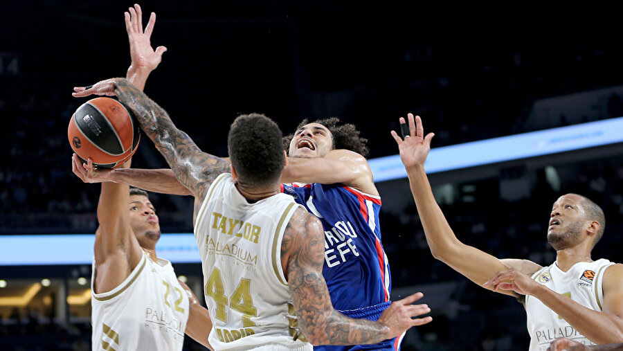 Shane Larkin 9 sayıyla maçı tamamladı.