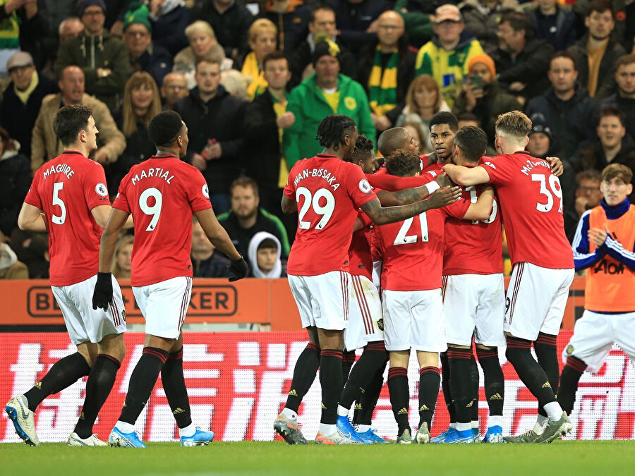 Manchester United Premier Lig'de 2 bin gol barajını aşan ilk kulüp oldu.