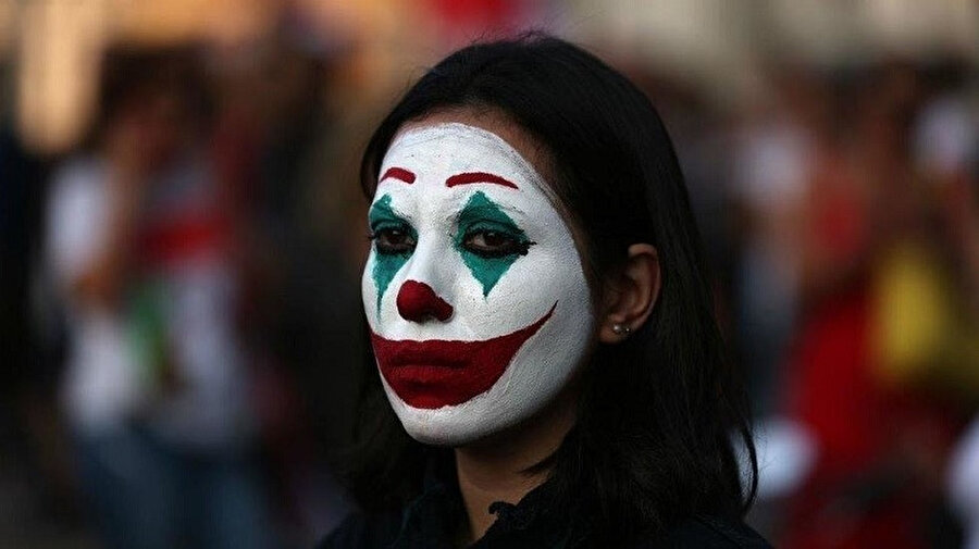 Lübnan'daki protestocular, yüzlerini joker gibi boyamaya başladı. 