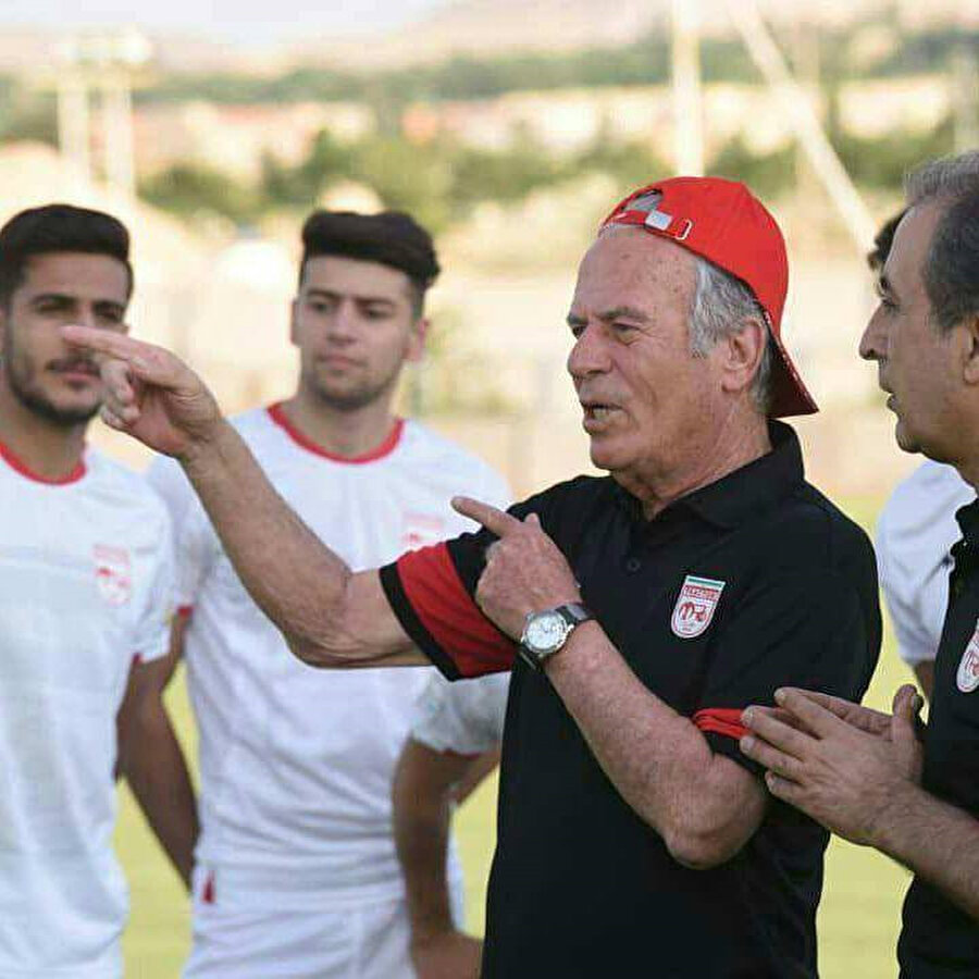 Mustafa Denizli Tractor Sazi'de 2.13 puan ortalaması tutturdu.