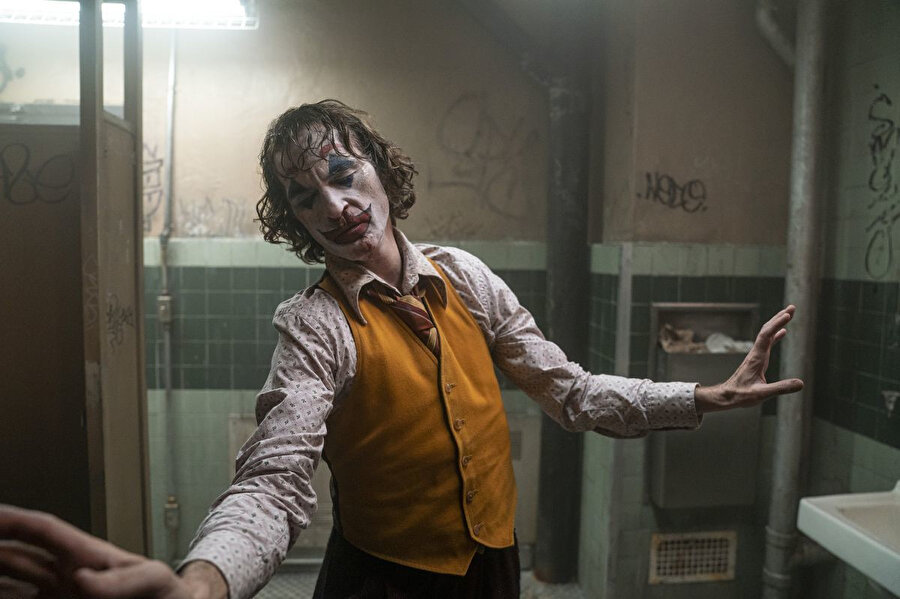 Joker filmi vizyona girdiği günden beri rekor kırıyor. Joaquin Phoenix'in yer aldığı filmde 'Joker karakterini oynayabilecek Türk oyuncu' olarak Haluk Bilginer ön plana çıkıyor. 