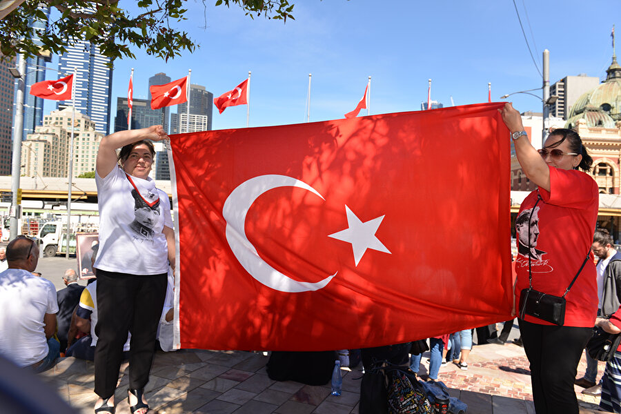 Avustralya'da Türk bayrağıyla poz veren vatandaşlar böyle görüntülendi.