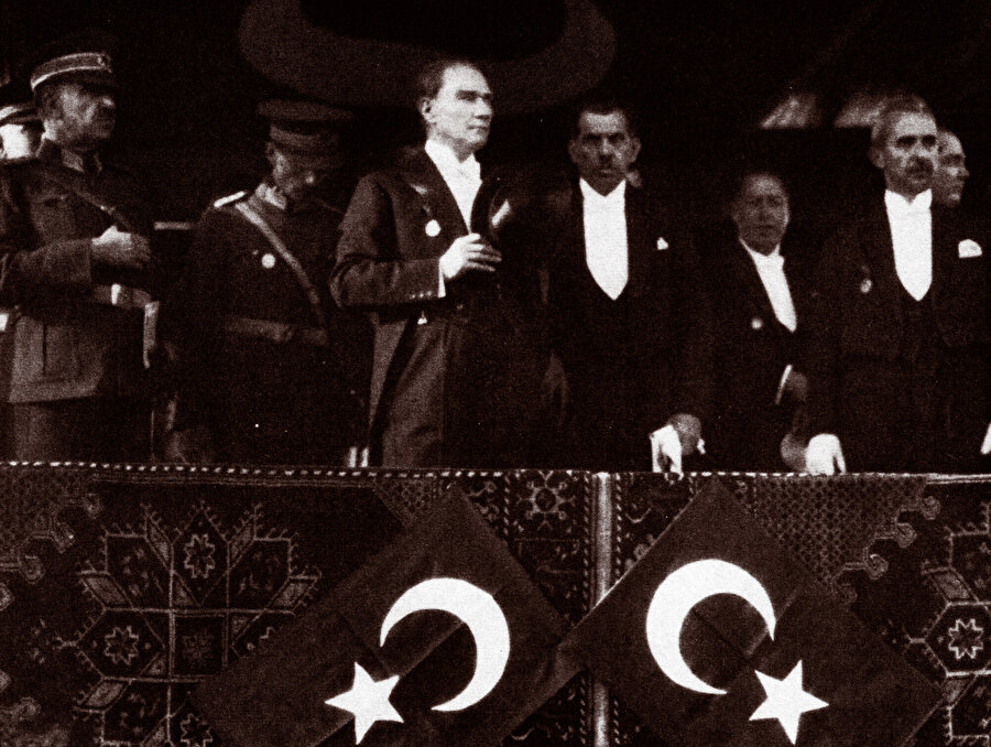  29 Ekim 1927'deki Cumhuriyet Bayramı kutlamalarından bir kare.