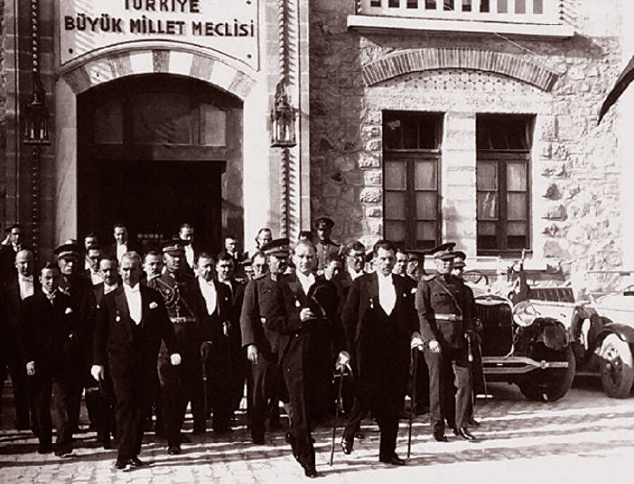 Mustafa Kemal Atatürk, Türkiye Büyük Millet Meclisi'nin önünde görünüyor.