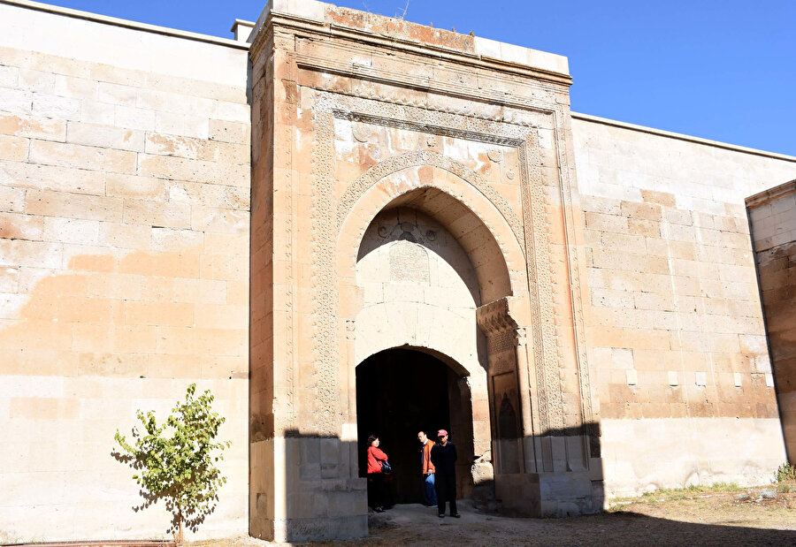 Ağzıkarahan Kervansarayı yıllara meydan okuyor.