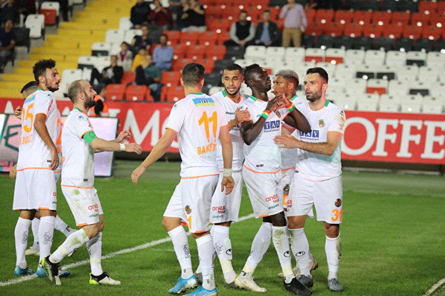 Aytemiz Alanyaspor 18 puanla lider durumda.