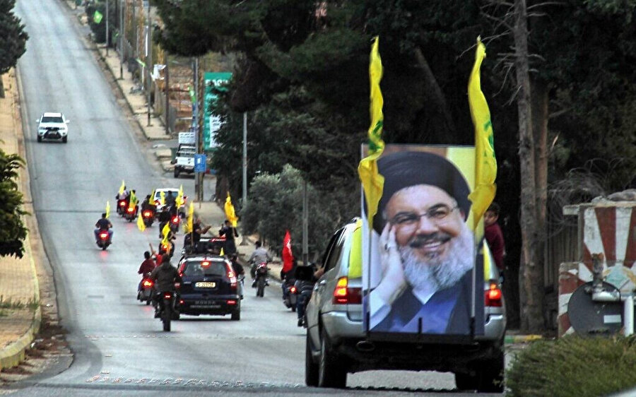 Hizbullah destekçilerinin konvoyu.