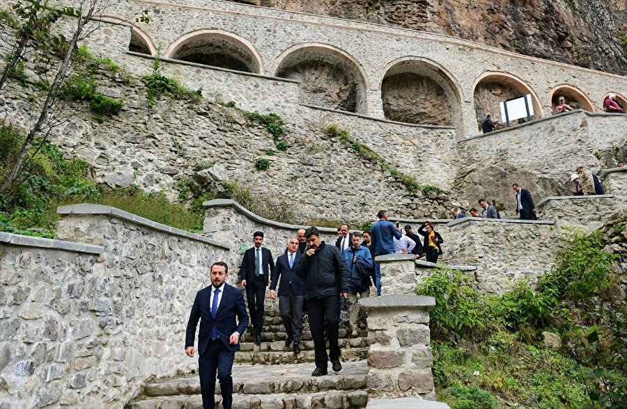 Kültür ve Turizm Bakanı Mehmet Nuri Ersoy, Sümela Manastırı'nda incelemelerde bulundu.