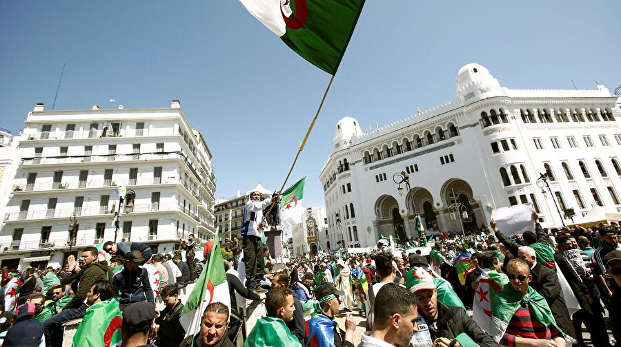 Eski Cumhurbaşkanı Abdülaziz Buteflika'nın adaylığını açıklamasının ardından başlayan göstericiler.