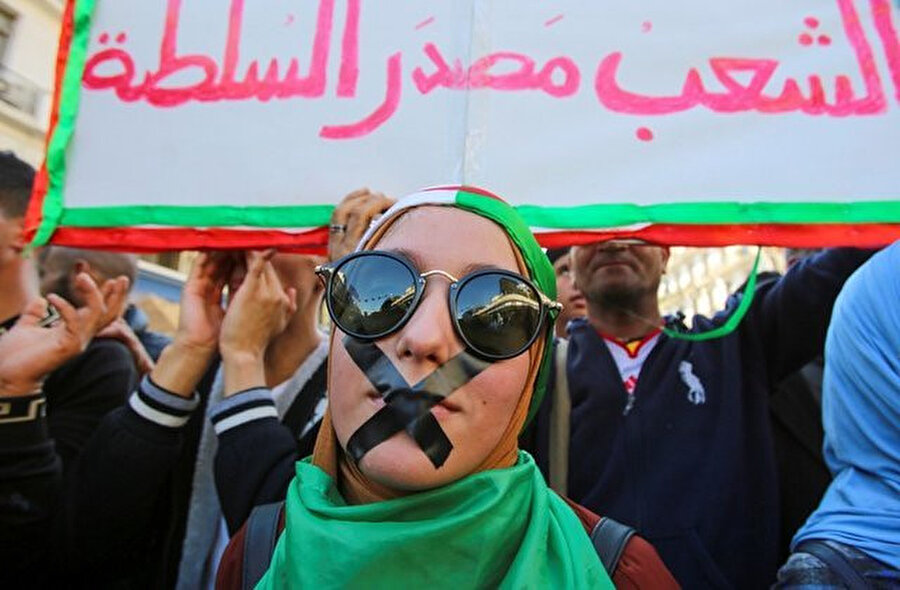 Cezayir'de mevcut yönetimin protesto edildiği dünkü gösteriler.