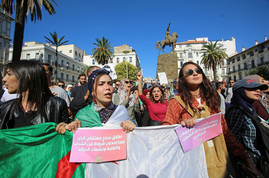 Mevcut yönetimi protesto eden göstericiler, ordunun yönetimden çekilmesini ve yolsuzlukların sona ermesini talep ediyor. 29 Ekim, 2019.