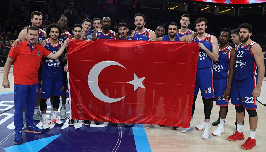 Anadolu Efes maçın ardından Türk bayrağı açtı ve galibiyeti kutladı.