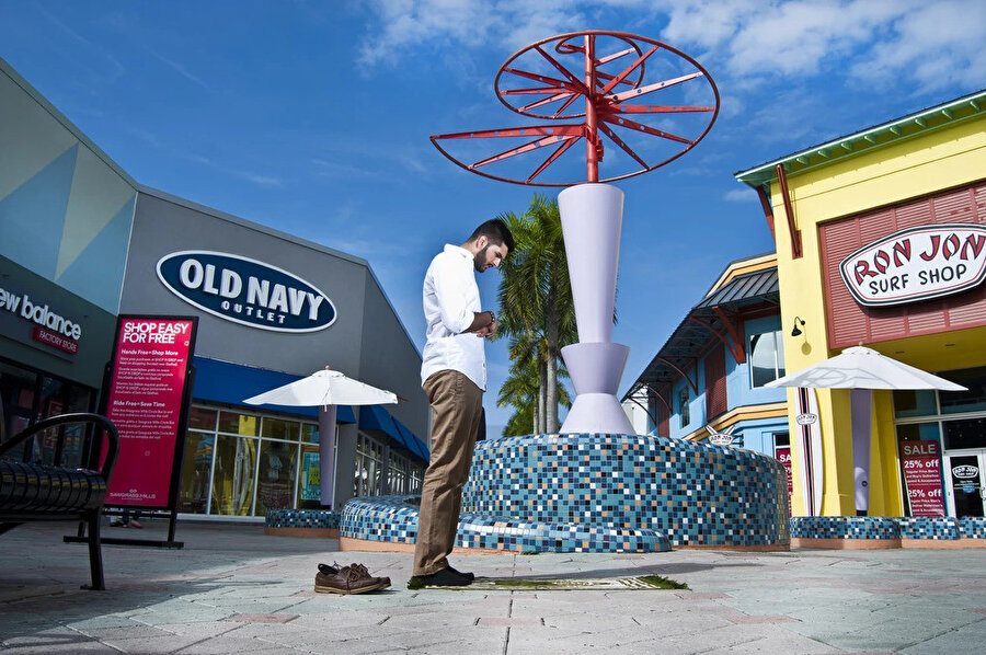 Güney Florida’da yaşayan Pakistan asıllı Sana Ullah, Amerikalı Müslümanların içinde bulunduğu bu duruma dikkat çekmek için 2015 yılında secde fotoğrafları çekmeye başlar ve ortaya “Places You’ll Pray” projesi çıkar.