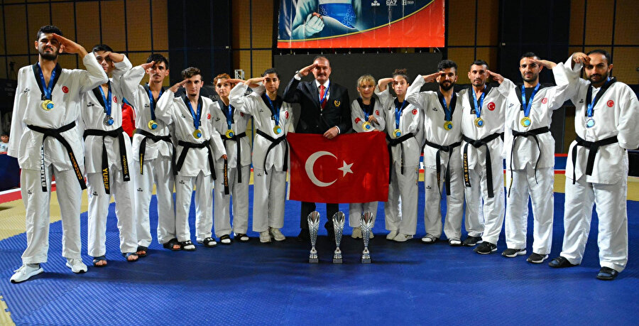 Federasyon Başkanı Prof. Dr. Metin Şahin ile birlikte sporcularımız asker selamı vererek, kahraman Mehmetçiğe desteklerini gösterdi.