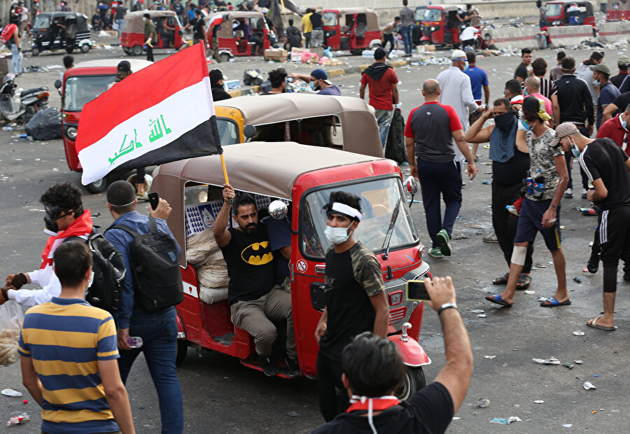 Irak'ta haftalardır süren gösterilerde tuk tuk olarak bilinen motor taksiler, kalabalığın içinde rahata hareket edebilmesi nedeniyle yaralıların hastaneye taşınmasında büyük kolaylık sağlıyor.