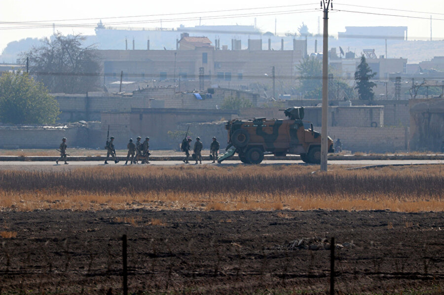 Tel Abyad ilçesinde Türk askerleri görünüyor.