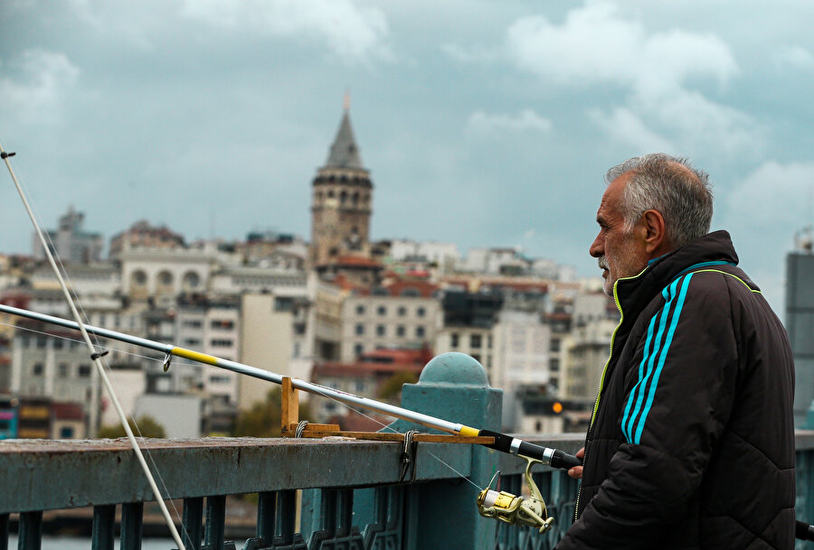 Galata Köprüsünde balık tutan bir kişi.