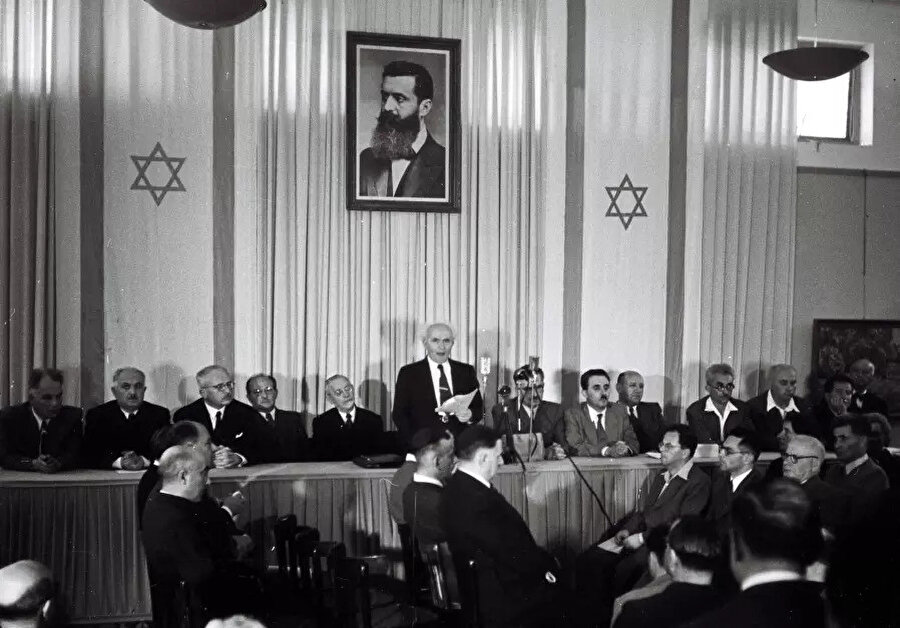 14 Mayıs 1948'de İsrail'in ilk başbakanı David Ben Gurion İsrail'in bağımsızlığını ilân etti.