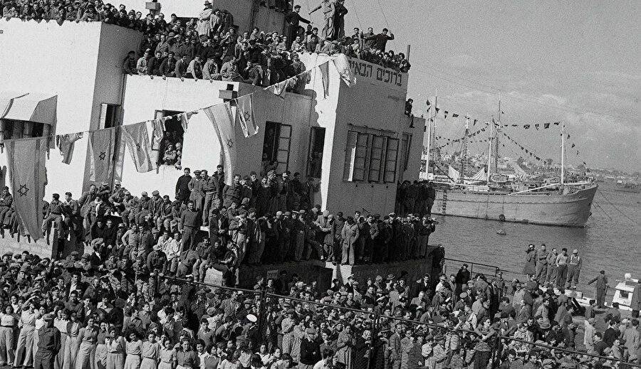 1949'da Doğu Avrupa'dan gelen Yahudileri taşıyan gemi Filistin'in Hayfa Limanında.