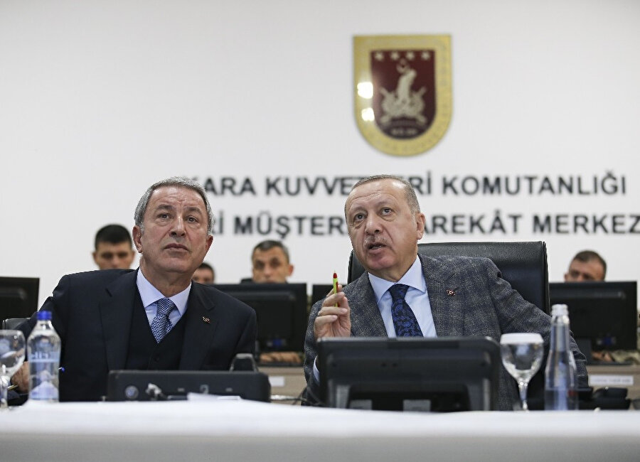 Cumhurbaşkanı Erdoğan, Şanlıurfa’da İleri Müşterek Harekat Merkezini ziyaret ederek Barış Pınarı Harekatı ile ilgili brifing aldı. -İHA
