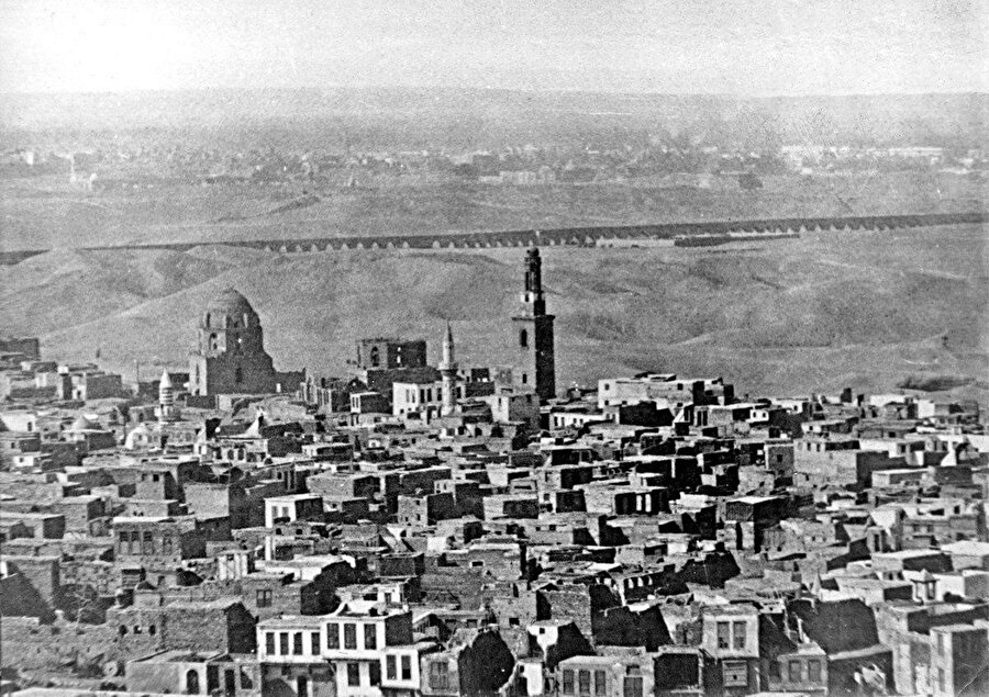 Kahire Kalesi’nin etekleri. Ölüler şehri. Araba çıkmaz, kamera girmez, yabancılar sevilmez.
