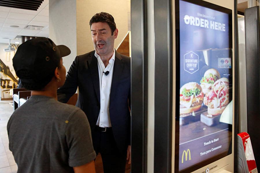 McDonald's CEO'su Steve Easterbrook işini kaybetti.