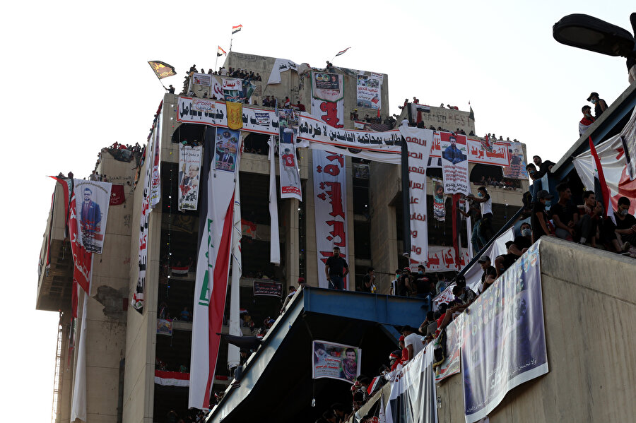 Her yeri pankartlar, afişler ve bayraklarla donatılan bina, göstericilerin kalesi durumunda.