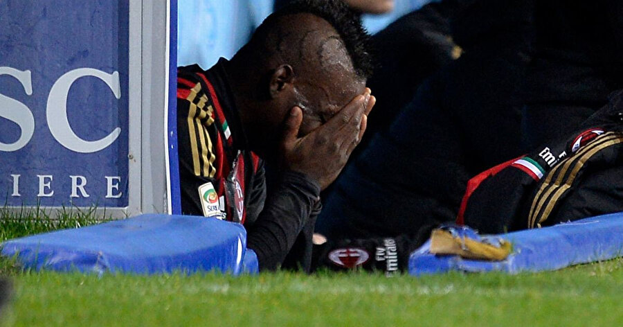Balotelli, Milan forması giyerken birçok kez İtalyan taraftarların ırkçı saldırılarına maruz kalmıştı