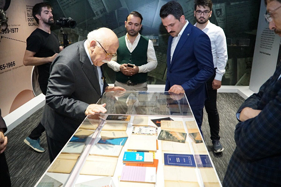 AK Parti Eskişehir Milletvekili Prof. Dr. Nabi Avcı sergiyi gezdi.
