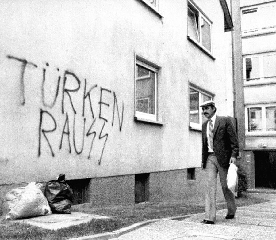 Almanca Türkler dışarı yazan duvar yazısı