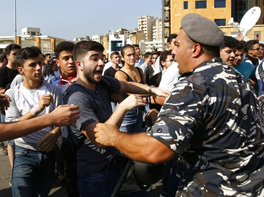 Eğitim Bakanlığının önünde protestolarını sürdüren öğrencilere polisin müdahalesi tepkiye neden oldu.