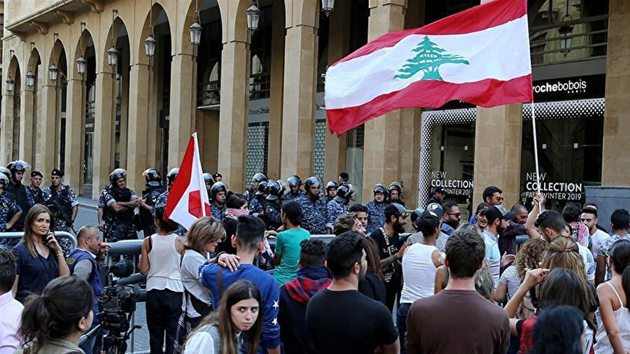 Beyrut'un merkezindeki Parlamento girişinde toplanan göstericiler.