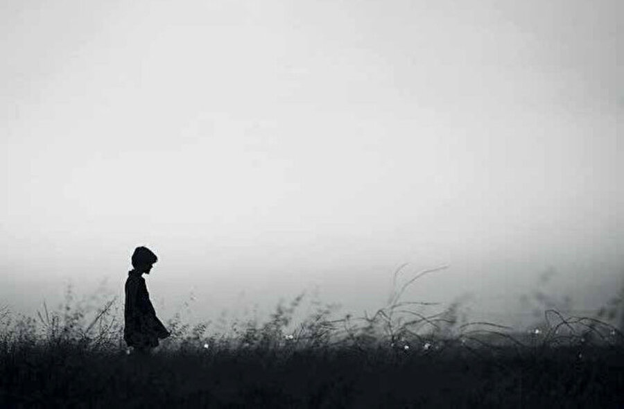 İnsan elbette anda gizlidir. Ama bir fotoğraf değildir, olsa olsa fotoğrafın garibidir.