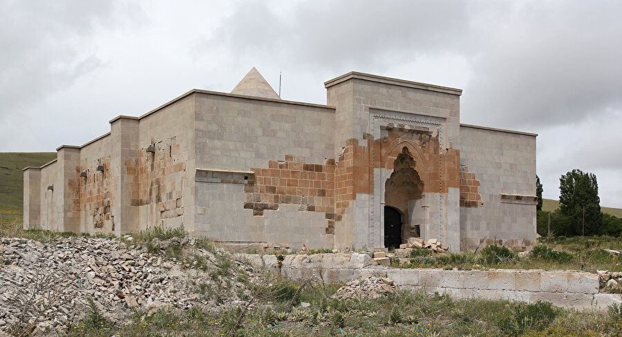 Alay Han Kervansarayı.