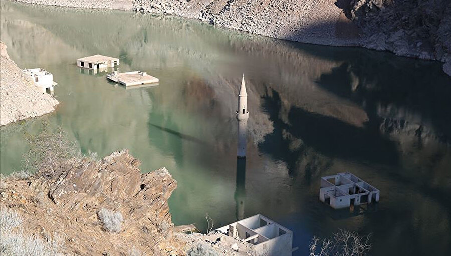 Narlık Köyü barajdaki su seviyesinin düşmesiyle yeniden gün yüzüne çıktı. 