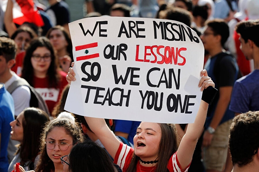 Lübnan'da öğrencilerin de katıldığı gösterilerde "Size bir ders verebilmek için derslerimizi kaçırıyoruz" yazılı pankart dikkat çekti.