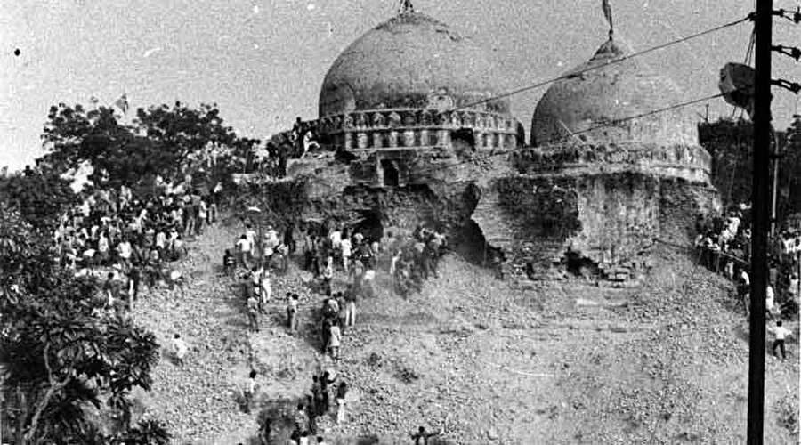 Babri Mescid'in Hindular tarafından yıkılışı... 