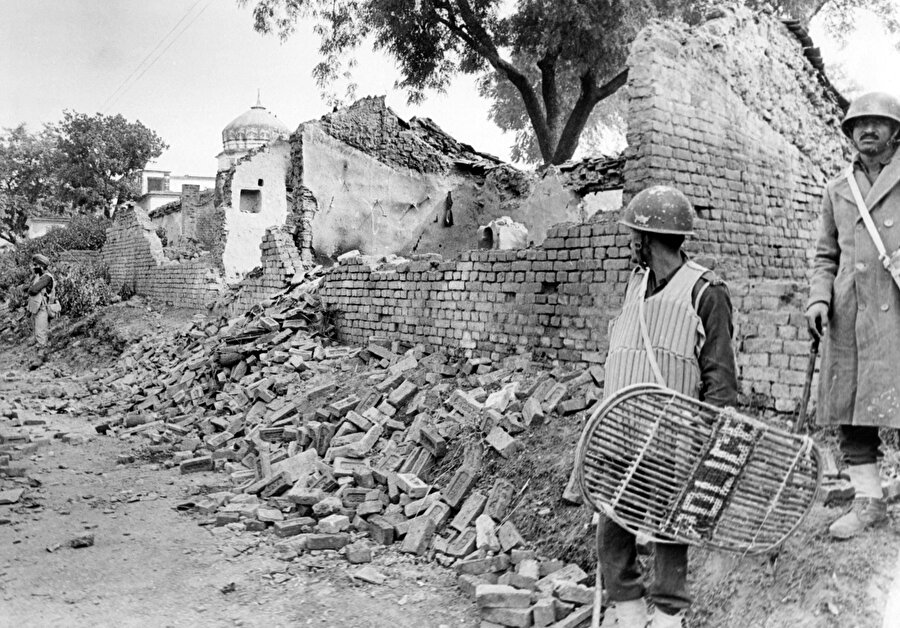 Hindu çeteler, mescidin etrafındaki Müslüman mahallesini de enkaza çevirmişti.