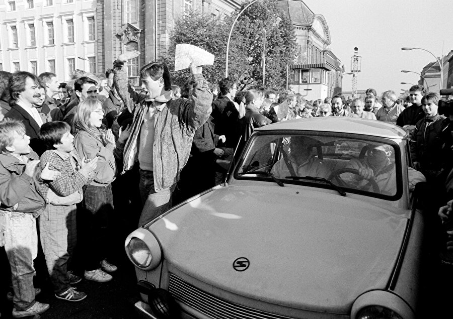 Batı Berlin vatandaşları, 1989 yılında Berlin Duvarı'nı geçen Doğu Almanları karşılıyor.