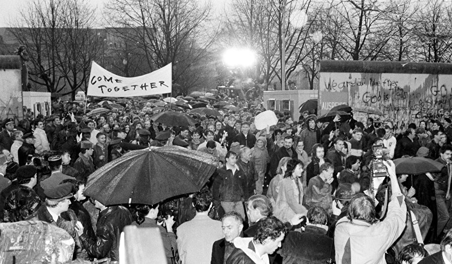 Berlin Duvarı'nın önünde toplanan halk