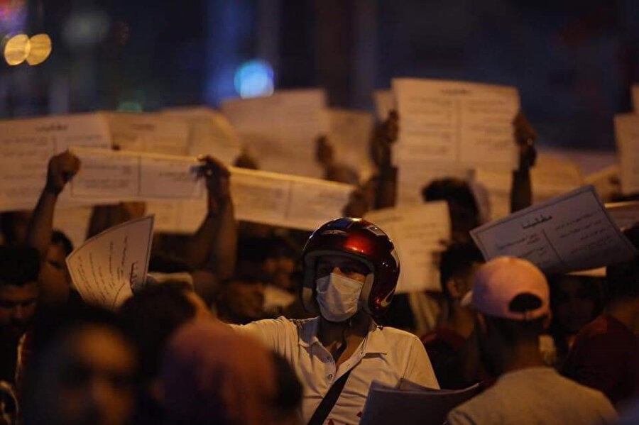 Irak’ta protestocular yönetim sisteminin değişmesini istiyor.