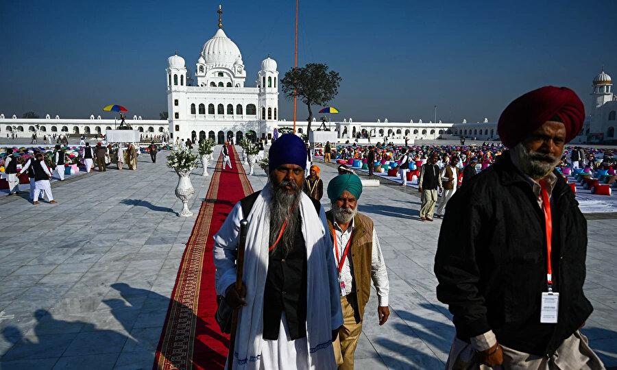Sihizm'in kurucusu Baba Guru Nanak tapınağına gelen Sih hacılar.