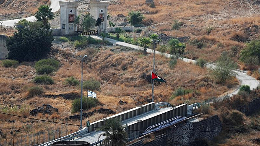 İsrail ile Ürdün sınırında yer alan El Bakura bölgesinde hem İsrail hem de Ürdün'ün bayrağı yer alıyor.