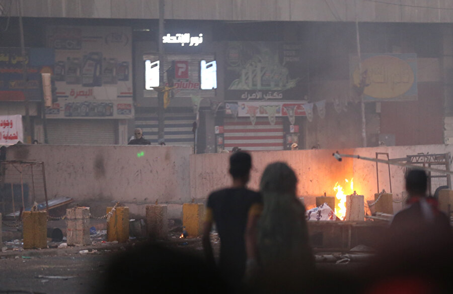 Protestolar esnasında sokaklar ateşe veriliyor, pek çok kişi hayatını kaybediyor ya da yaralanıyor. -AA
